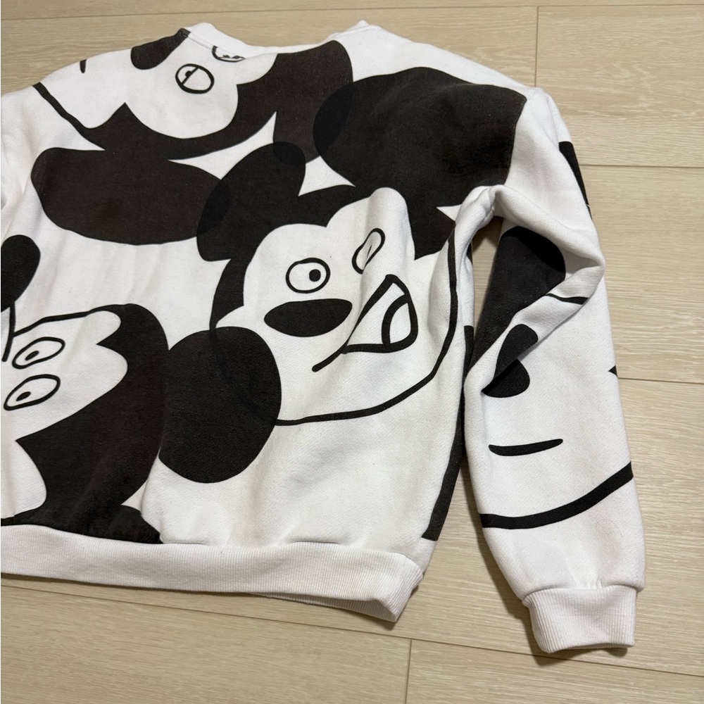 ✨Disney Artist Series Unique Black White Mickey Sweater - Picture 11 of 12